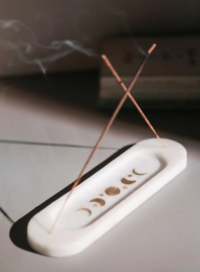 كازا كيسيرا حامل بخور رخام طبيعي ونحاس همسة القمر من كاسا كيسيرا